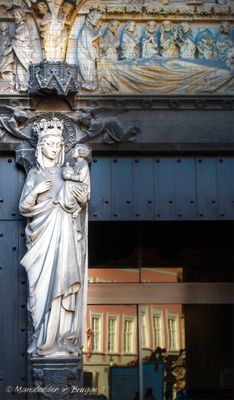 portaal-st-janshospitaal---staande-maria-met-kind-koningin_32993036095_o.jpg