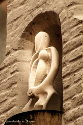 pottenmakersstraat-9---zittende-maria-met-kind-1_32148596934_o.jpg