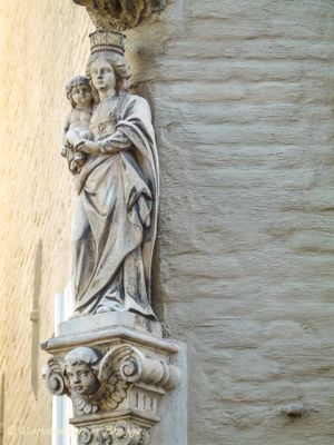 sint-walburgastraat-6-x-middelburgstraat---staande-maria-met-kind-koningin_32662242534_o.jpg
