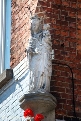 smedenstraat--26-x-kammakersstraat---staande-maria-met-kind-koningin-1_34775707661_o.jpg