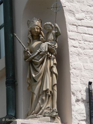 spaanse-loskaai-1-hoek-spanjaardstraat---staande-maria-met-kind-slang_32838080082_o.jpg