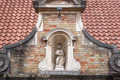 spanjaardstraat-16---staande-maria-met-kind-koningin_34352280701_o.jpg