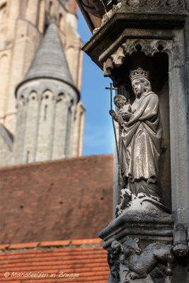 st-janshospitaal-binnenkoer---staande-maria-met-kind_32611380780_o.jpg