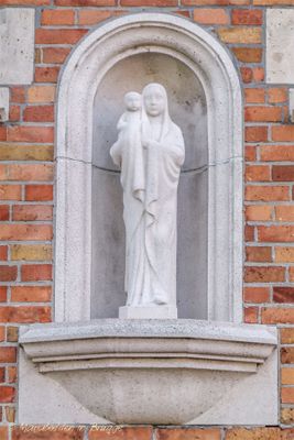 stijn-streuvelsstraat-32--staande-maria-met-kind_32662242544_o.jpg