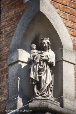 waalsestraat-x-zwarteleertouwersstraat-staande-maria-met-kind--koningin-1_34102591586_o.jpg