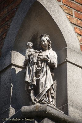 waalsestraat-x-zwarteleertouwersstraat-staande-maria-met-kind--koningin-2_33332020033_o.jpg