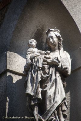 waalsestraat-x-zwarteleertouwersstraat-staande-maria-met-kind--koningin-3_33758392530_o.jpg