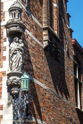 wulfhagestraat-hoek-haanstraat---staande-maria-met-kind-1_34867137496_o.jpg