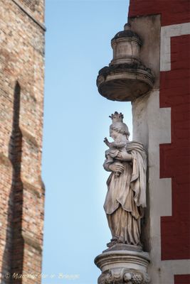 zuidzandstraat-1-x-sint-salvatorskerkhof---staande-maria-met-kind-koningin-1_33970528595_o.jpg