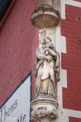 zuidzandstraat-1-x-sint-salvatorskerkhof---staande-maria-met-kind-koningin-2_33929239926_o.jpg