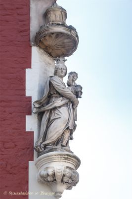 zuidzandstraat-1-x-sint-salvatorskerkhof---staande-maria-met-kind-koningin-4_33126684564_o.jpg
