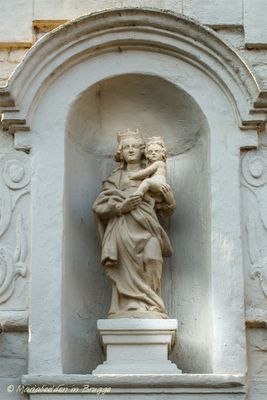 zwarteleertouwersstraat-68-102-staande-maria-met-kind-koningin-2_33741230485_o.jpg