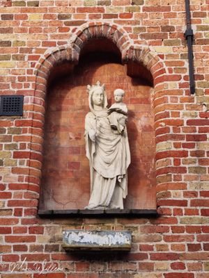 Mariabeeld Hotel Ibis Brugge.jpg