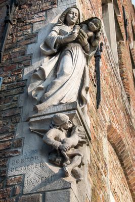 Eeckhoutstraat-hoek Rozenhoedkaai-1.jpg