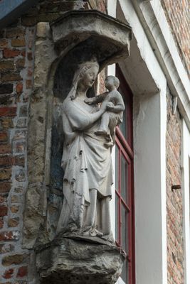 Ezelstraat nr 2 - staande Maria met Kind (foto2)-1.jpg