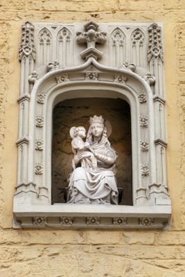 Ezelstraat nr83-105 Zittende Maria met Kind (koningin)-3.jpg