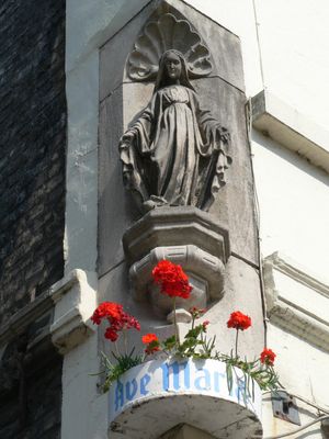 Katelijnestraat 1- O.L.V. van de Wonderdadige medaille.jpg