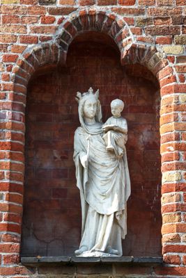 Katelijnestraat 86 (hotel Ibis) - staande Maria met Kind (koningin)-2.jpg