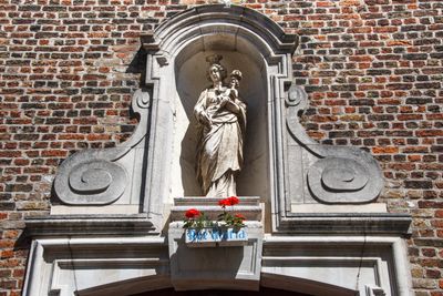 Kreupelenstraat 10 -  staande Maria met Kind (Koningin)-1.jpg