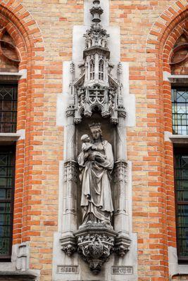 Ezelstraat 25- gekroonde  Maria met Kind-1.jpg