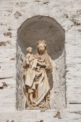 Goezeputstraat 8 - staande Maria met Kind (koningin)-2.jpg