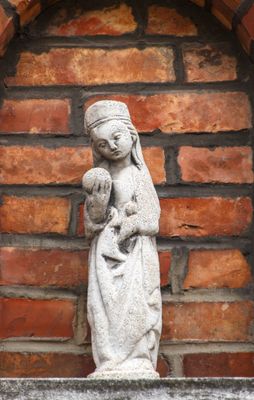Klaverstraat nr 8 - staande Maria met Kind-2.jpg