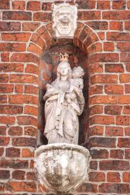 Westmeers 10 - staande Maria met Kind (koningin)-2.jpg