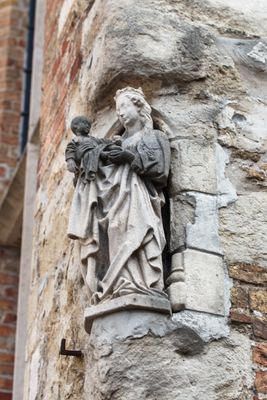 Wijnzakstraat 2 X St-Jansstraat-staande Maria met Kind-5.jpg
