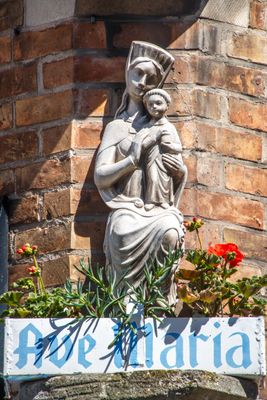 Wulfhagestraat 20 hoek Moerstraat - zittende Maria met Kind-1.jpg