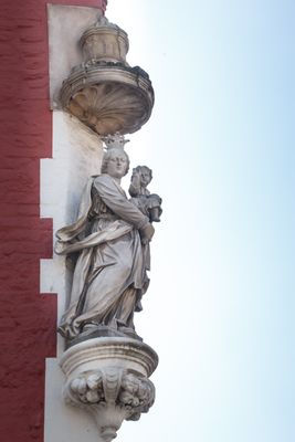 Zuidzandstraat 1 X Sint-Salvatorskerkhof - staande Maria met Kind (koningin)-3.jpg