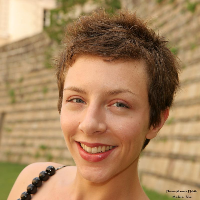 Julie - Smile! / Souris!