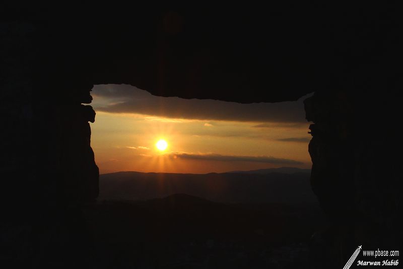 Sunset through the hole / Coucher de soleil par le trou