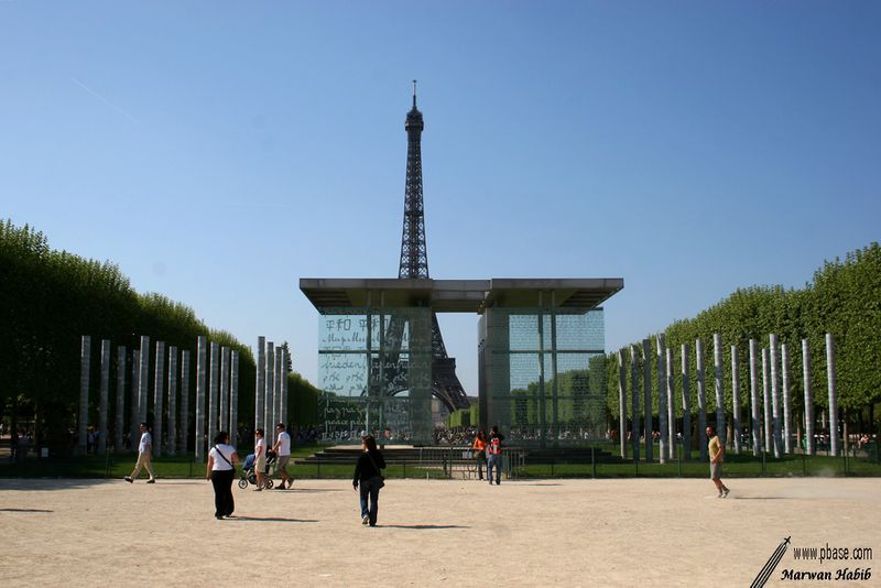 Paris - Mur de la Paix & Tour Eiffel