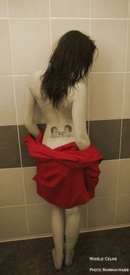 Cline - Red shirt & tattoo / Chemise rouge & tatouage