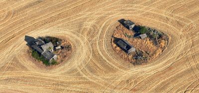 Abandoned House and Barns on Rd B NW Withrow, Washington 1093a