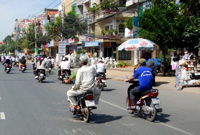 Portable Glass Windshield and Scooter Traffics in Saigon, Vietnam 295  