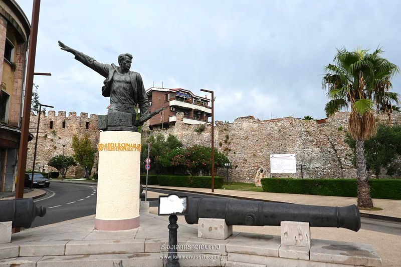 Mujo Ulqinaku monument
