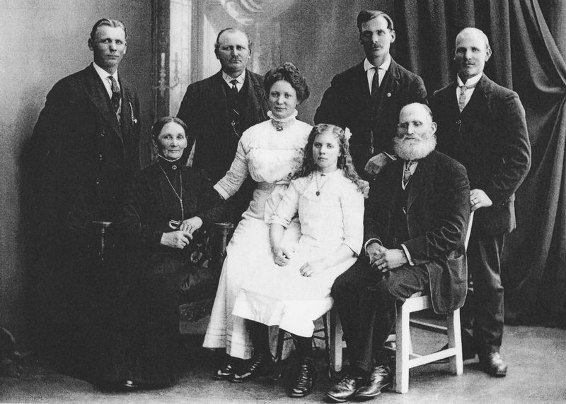 30) Jan Petter Larson brother to Kristina, married to Augusta Sofia Olsdotter and some of the family.