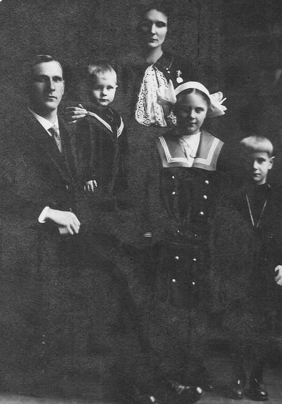 46) Charles and Hedvig Franzen and 3 children