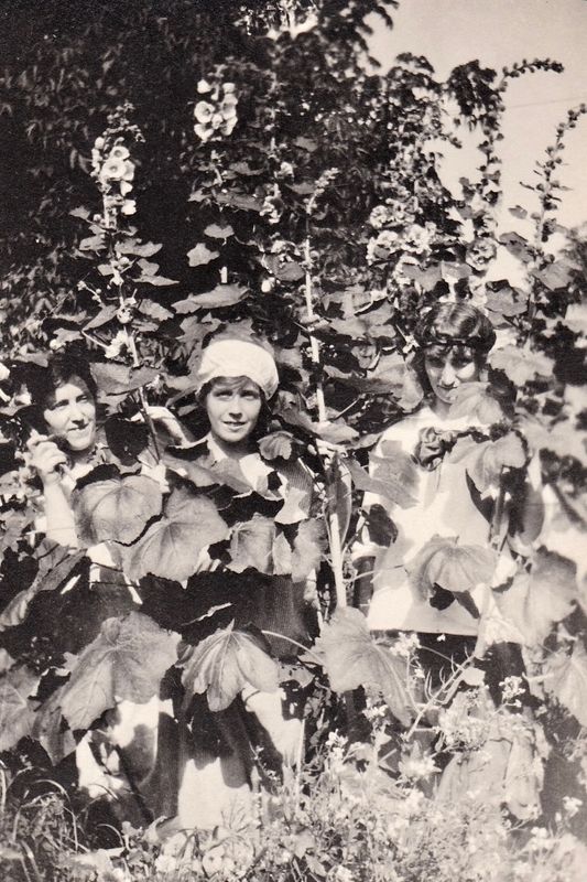 59) Gunborg and friends in Minnesota?