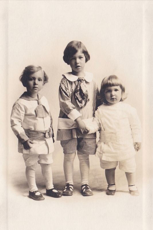 62) Same children minus baby. Child on left looks like a blend of Molly and Marty Anderson