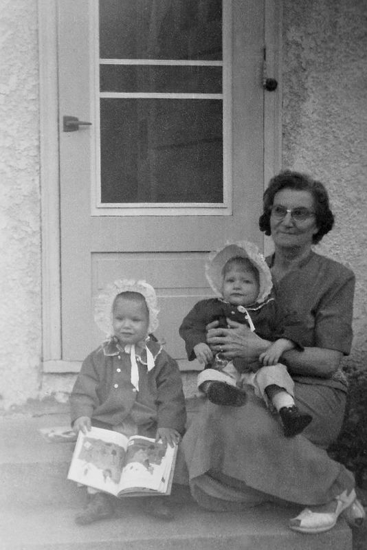253) Susie, Lenore and Grandma Anderson