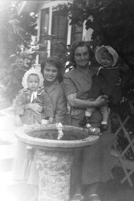 258) Susie, Mom, Grandma Gunborg and Lenore.