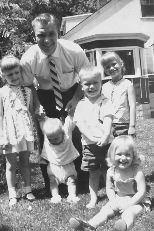304) Lenore, Dad holding Dickie, Danny, Susie and Sharon.