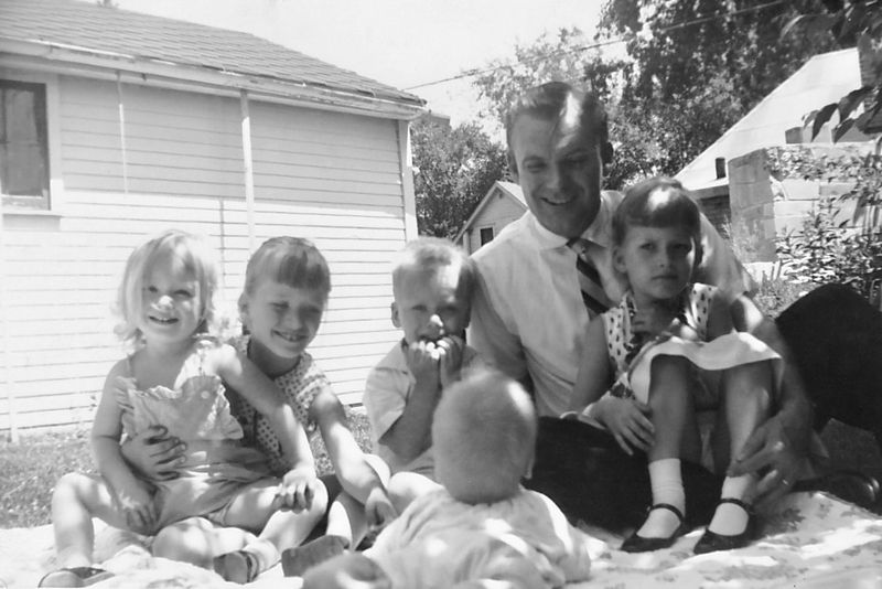 306) Sharon, Susie, Danny, Dad and Lenore looking at bay Dickie.