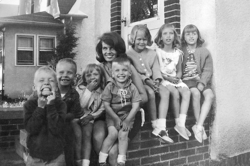 317) Dan, Mark Hardman, Sharon, Mom holding Dickie, cousin Lynn Pearson, Susie and Lenore.