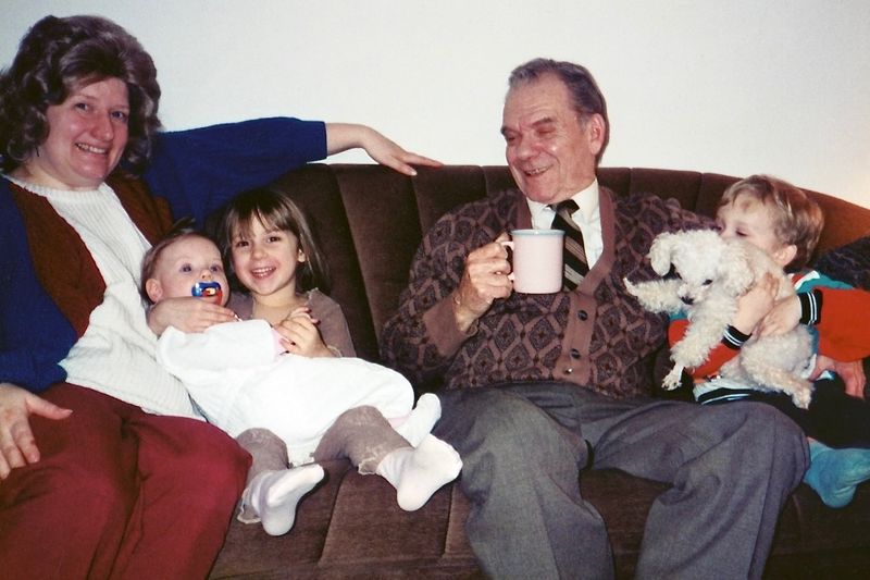 405) Lenore, Sara, Mollie, Grandpa Ray, PeeWee, and Marty at Dick and Alyson's house.