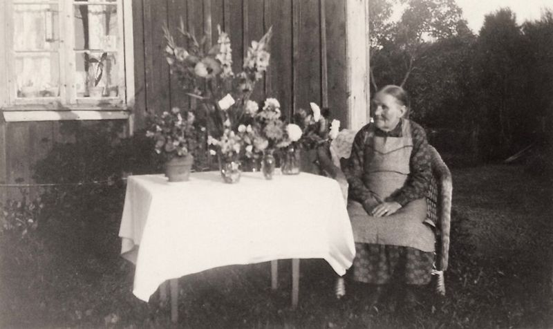 16)These old women were in an album together.