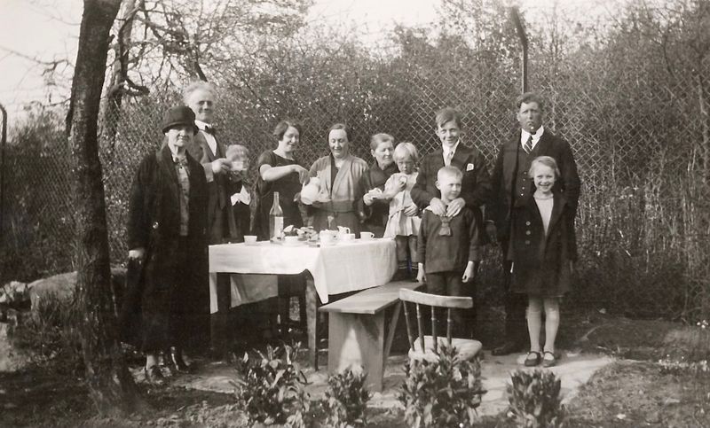 19) Elin Maria Haag? and Karl Augustsson with family