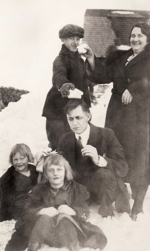 32) Asplund family and Bert Estlund
